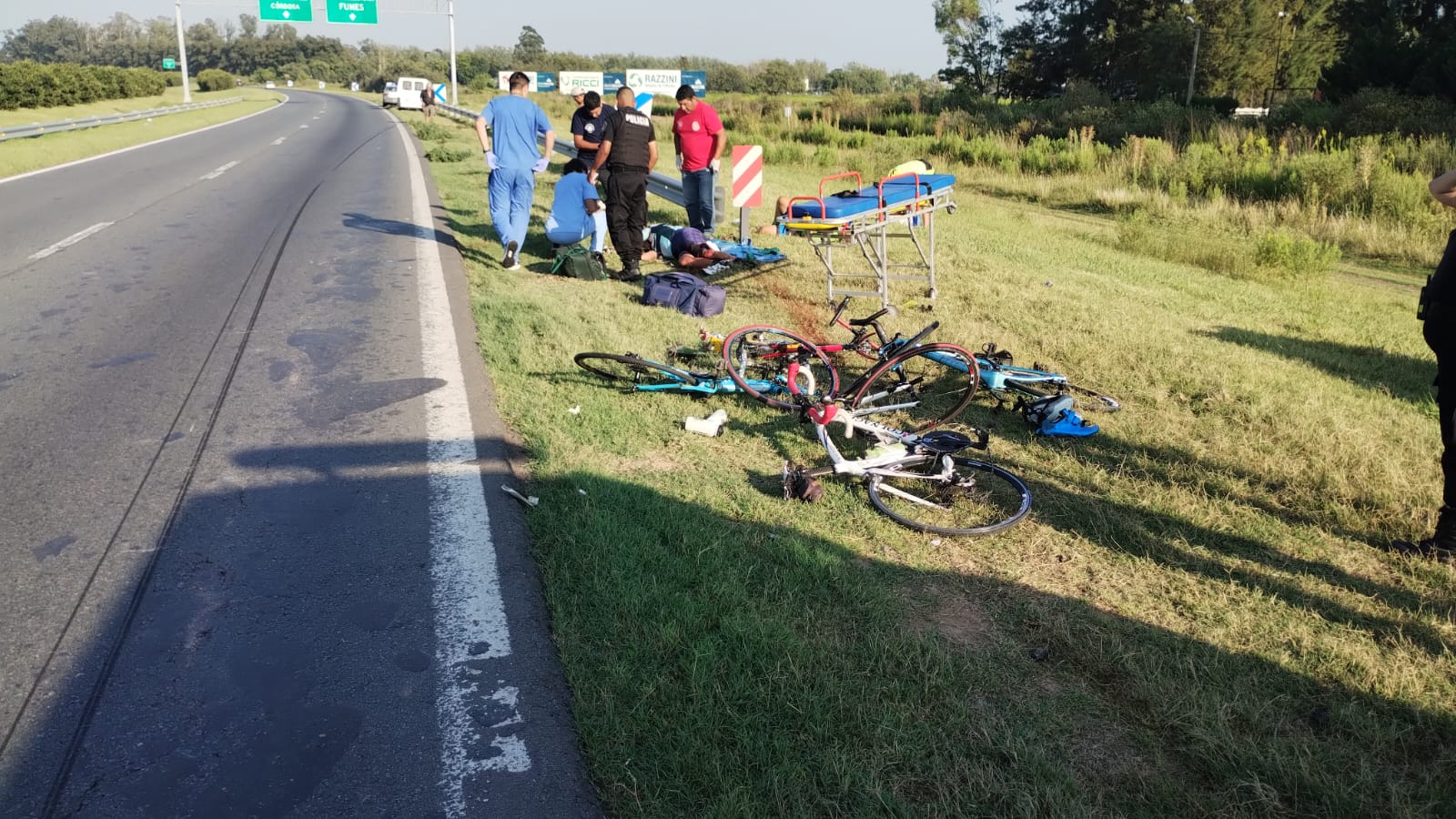 Accidente en la Autopista a la altura de Funes: un ciclista murió y tres fueron heridos